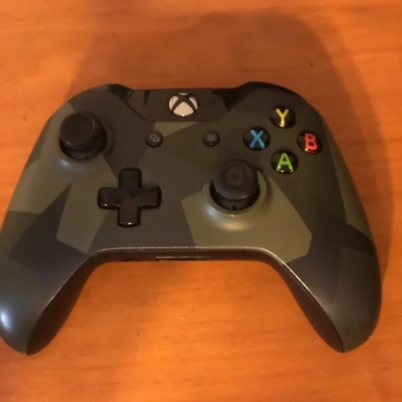 Xbox One Controllers - Picture 5 of 6